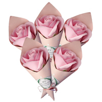 Trandafir roz aprins in con roz