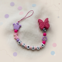 Lănțișor pentru suzetă, personalizat cu numele bebelusului, Clips Fluture/roz, cod 20250069