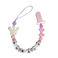 Lănțișor pentru suzetă, personalizat cu numele bebelusului, Fundita/roz, cod 20250013 - DLM-20250013