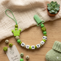 Lănțișor pentru suzetă, personalizat cu numele bebelusului, Coroana verde, cod 20250002 - Lănțisoare suzetă
